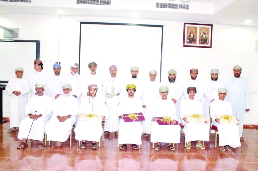 تكريم الطلبة المجيدين في الدبلوم العام