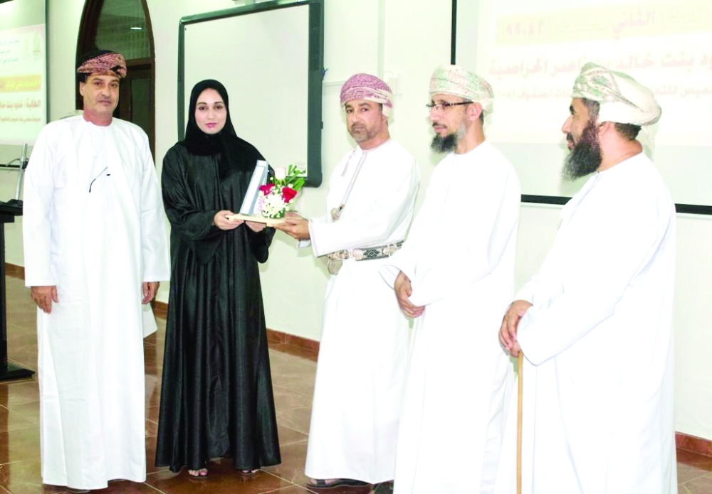 تكريم الطلبة المجيدين في الدبلوم العام