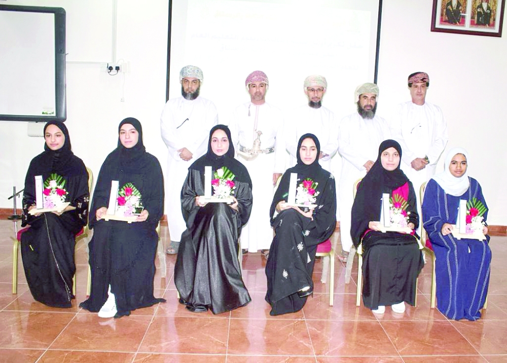 تكريم الطلبة المجيدين في الدبلوم العام
