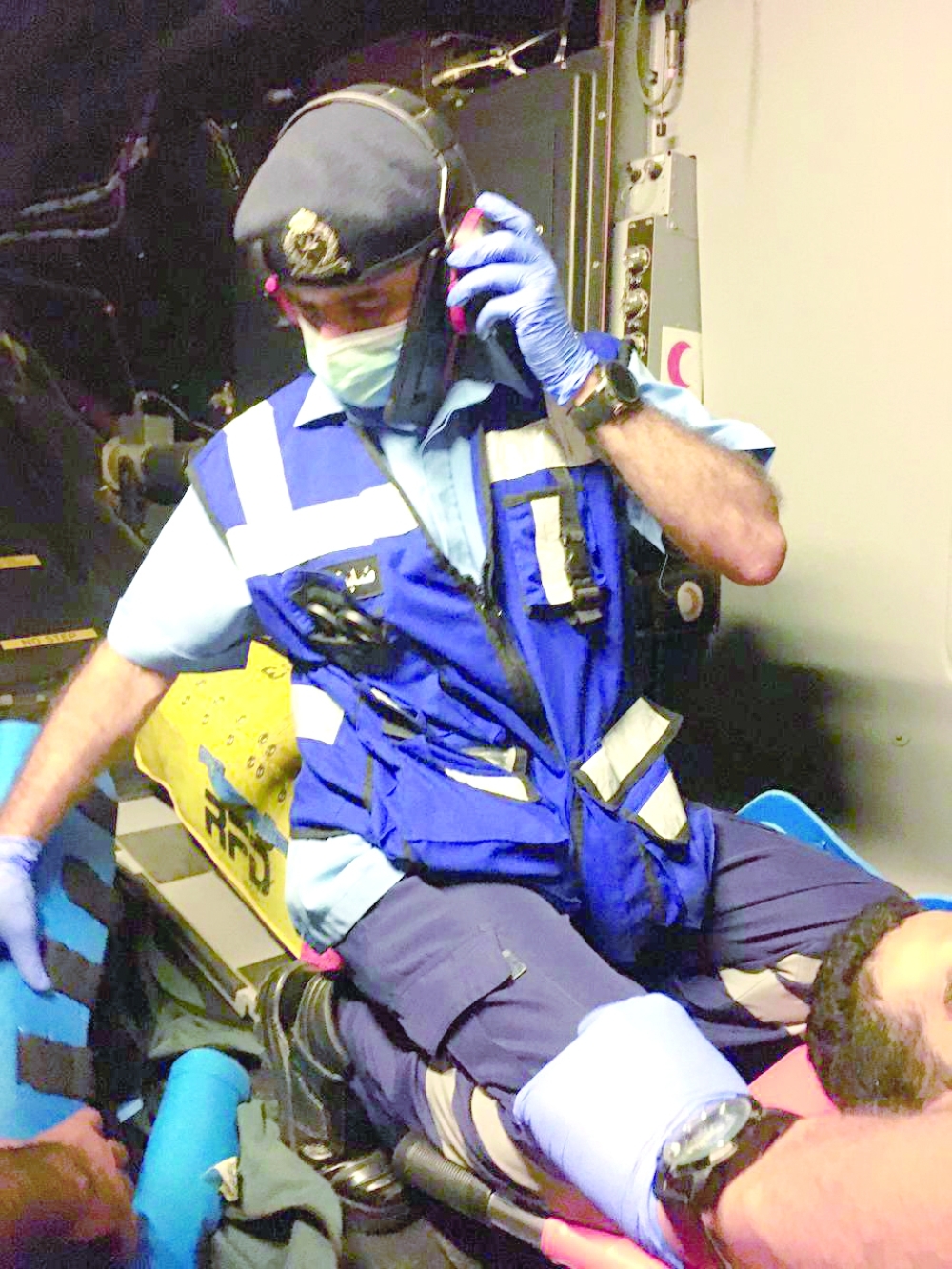 خلال اسعاف احد المصابين في الحادثة 