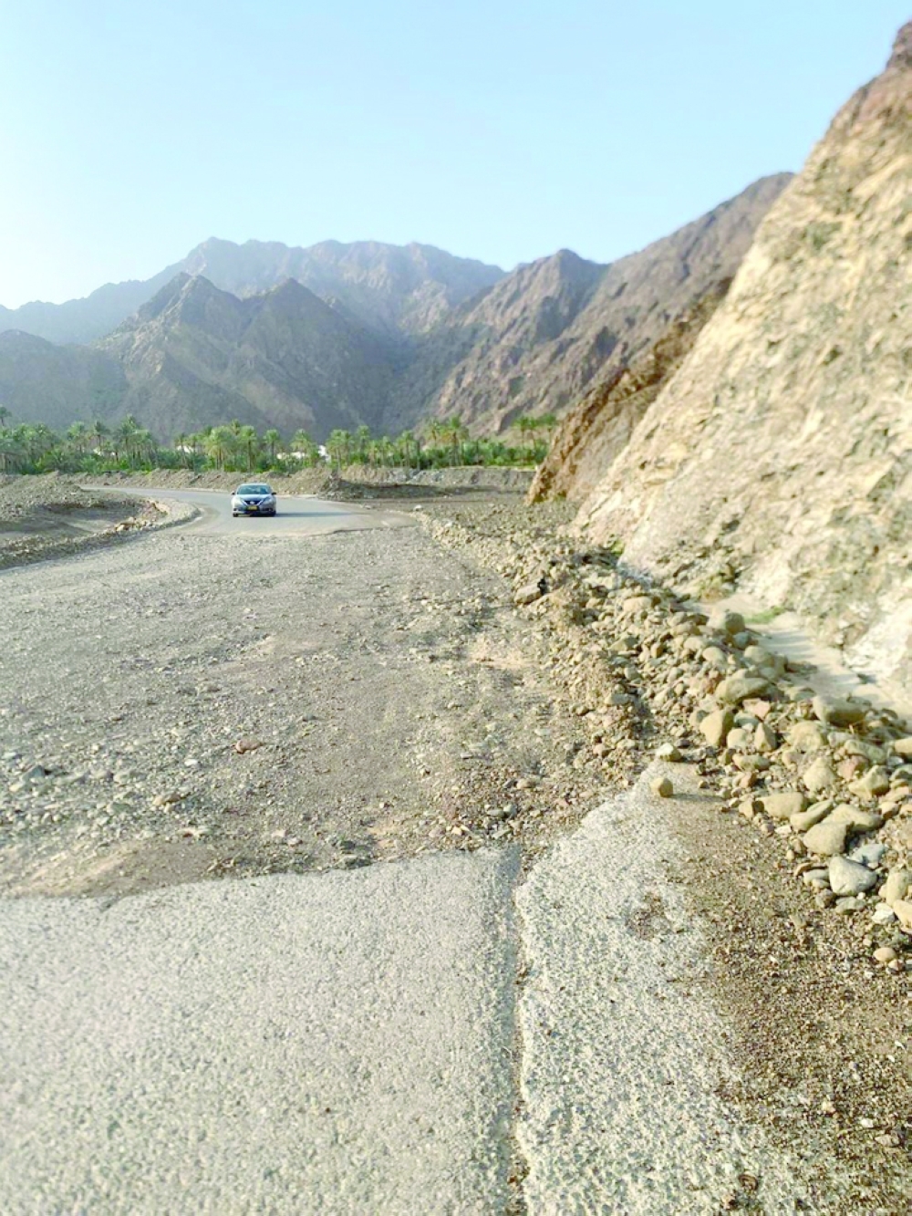 اختفاء أجزاء واسعة من الطبقة الإسفلتية لطريق الحايمة ـ محلاح