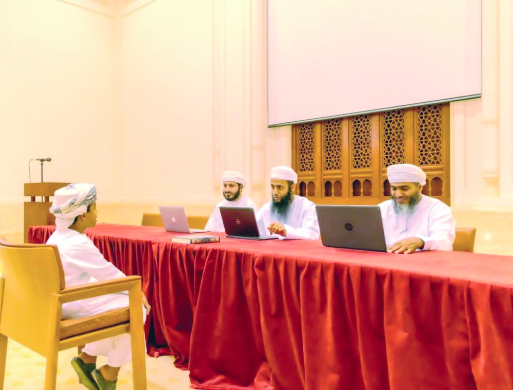 اللجنة تستمع لأحد المشاركين