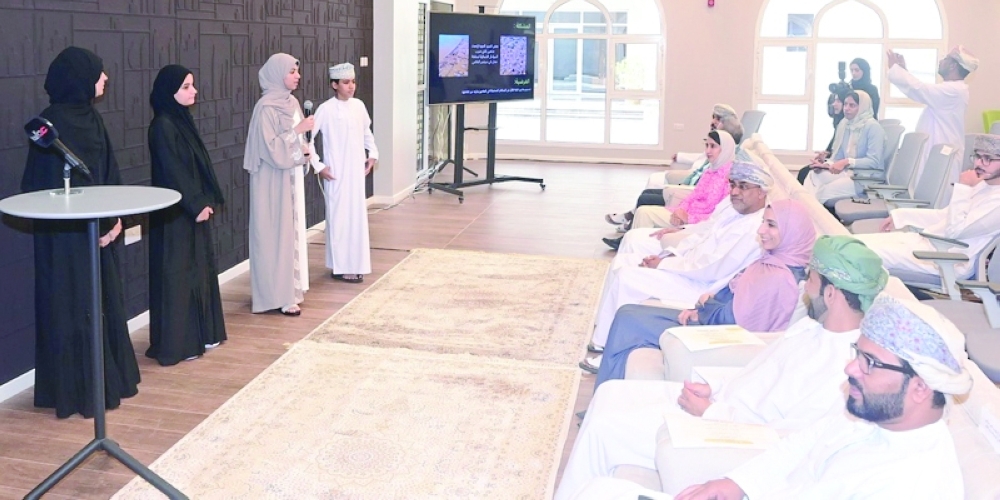 مجموعة من الطلبة خلال تقديمهم شرحا عن مشروعهم الطلابي الفائز بإحدى جوائز أكاديمية العلوم
