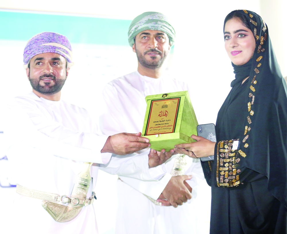 تكريم المشاركين بالملتقى