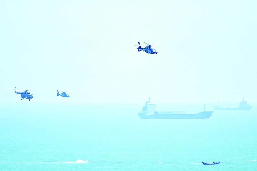 تحلق مروحيات عسكرية صينية عبر جزيرة بينجتان، إحدى أقرب نقطة في الصين من تايوان، واثار اعلان امريكا عن حزمة أسلحة جديدة لتايوان الجانب الصيني