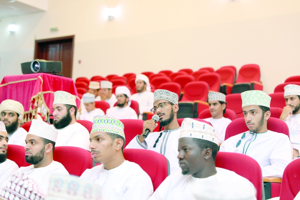 الطلبة الجدد أثناء اللقاء التعريفي