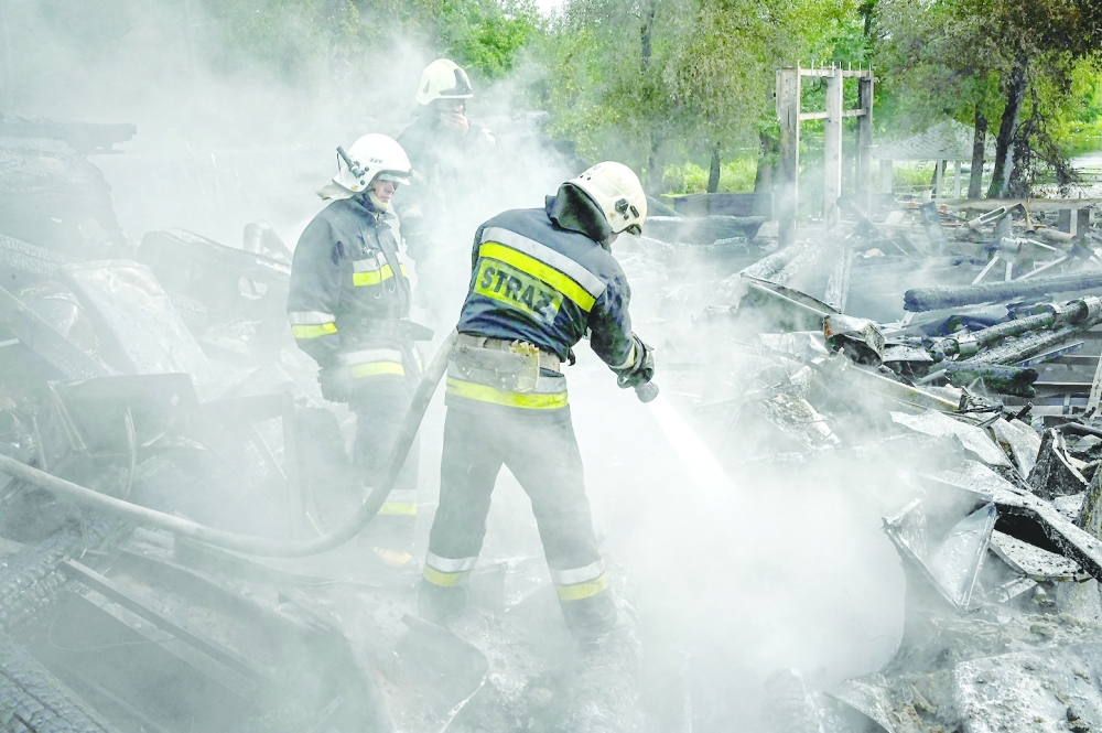 رجال الإطفاء يزيلون أنقاض مجمع مطاعم دمرته ضربة صاروخية  في ثاني أكبر مدينة أوكرانية خاركيف