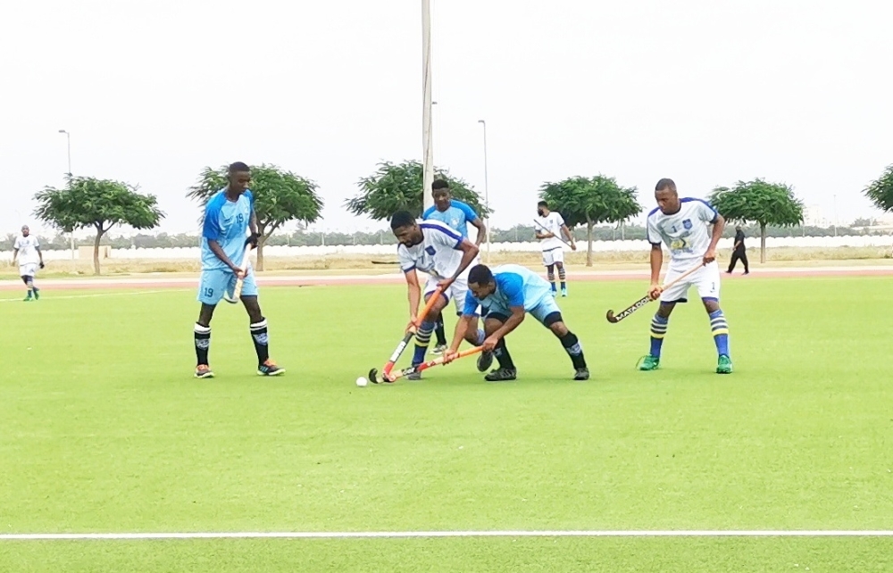 من لقاء صلالة والنصر بدوري الهوكي