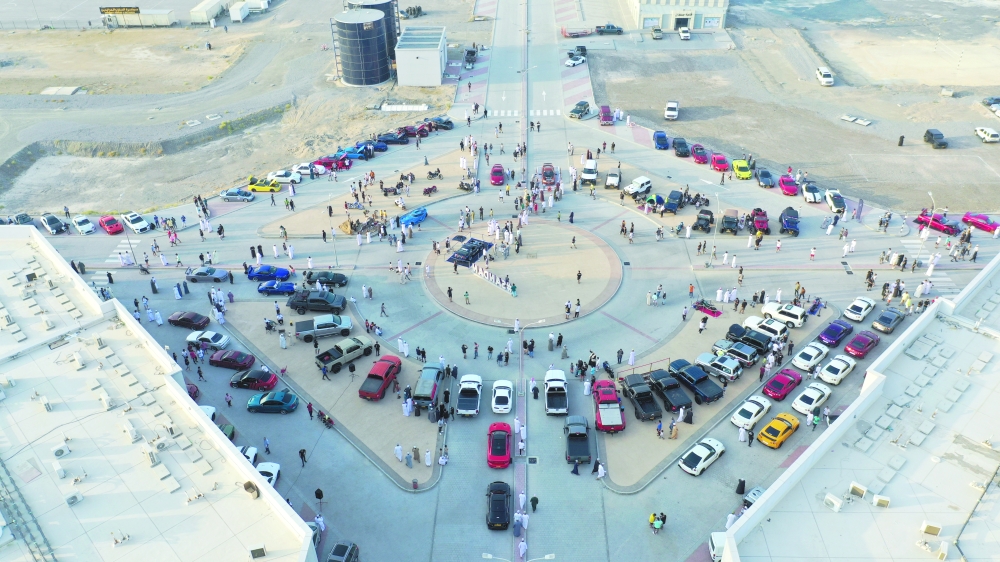 لقطة علوية للمشاركين في الفعالية