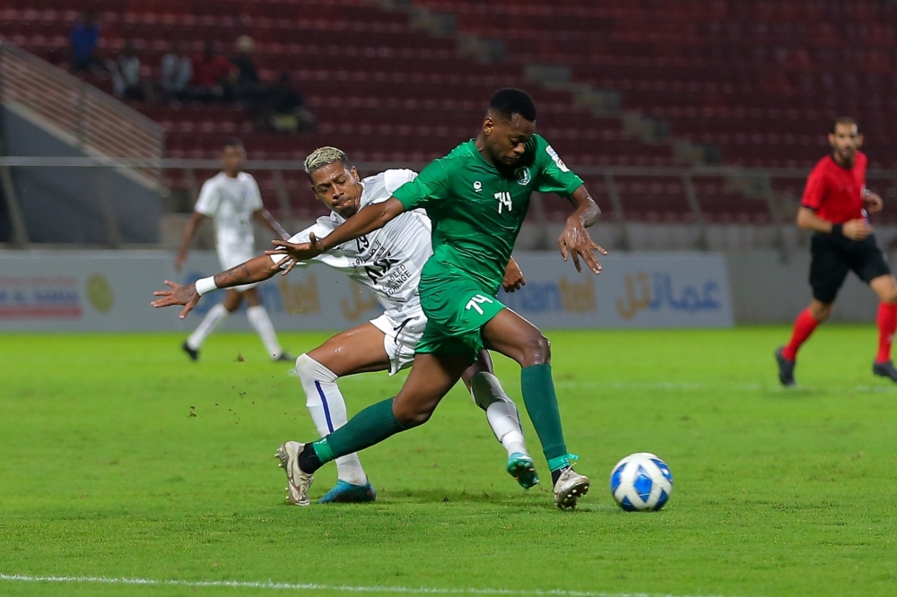 تنافس على الكرة بين لاعبي الاتحاد والنصر 