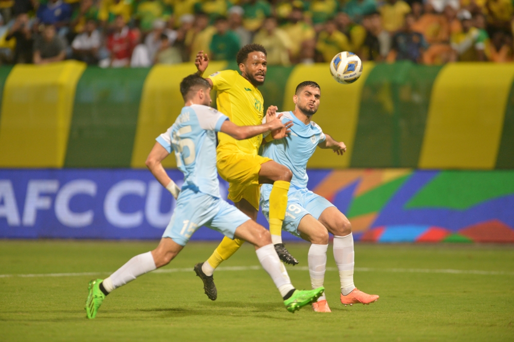 عيد الفارسي محاصرا من قبل لاعبي الرفاع البحريني