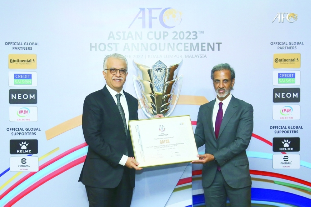 رئيس الاتحاد الآسيوي لكرة القدم يسلم قطر شهادة تنظيم كأس آسيا