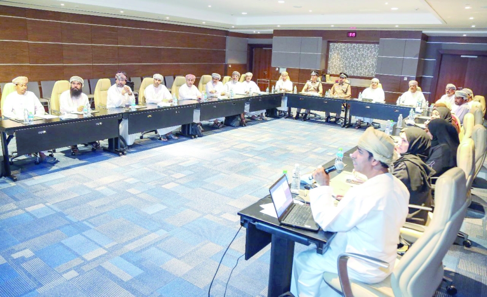 مناقشة سبل تطوير مهرجان التمور العمانية