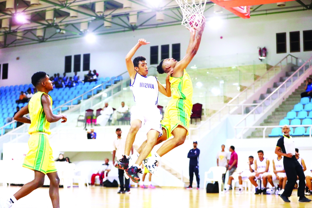 لاعب السيب يسجل نقطة في سلة نزوى