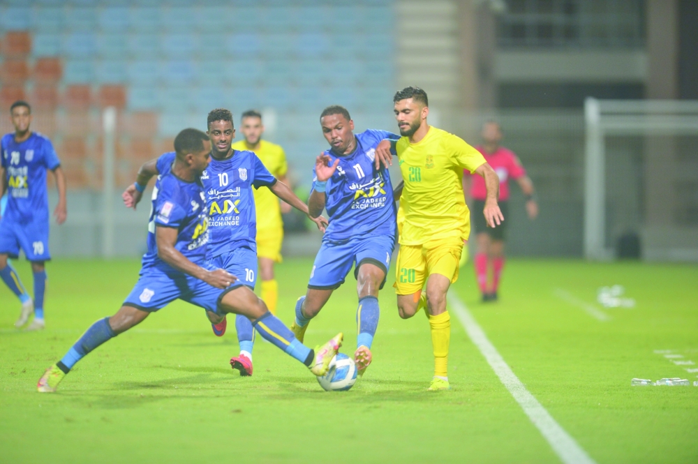 صراع على الكرة بين لاعبي السيب و النصر