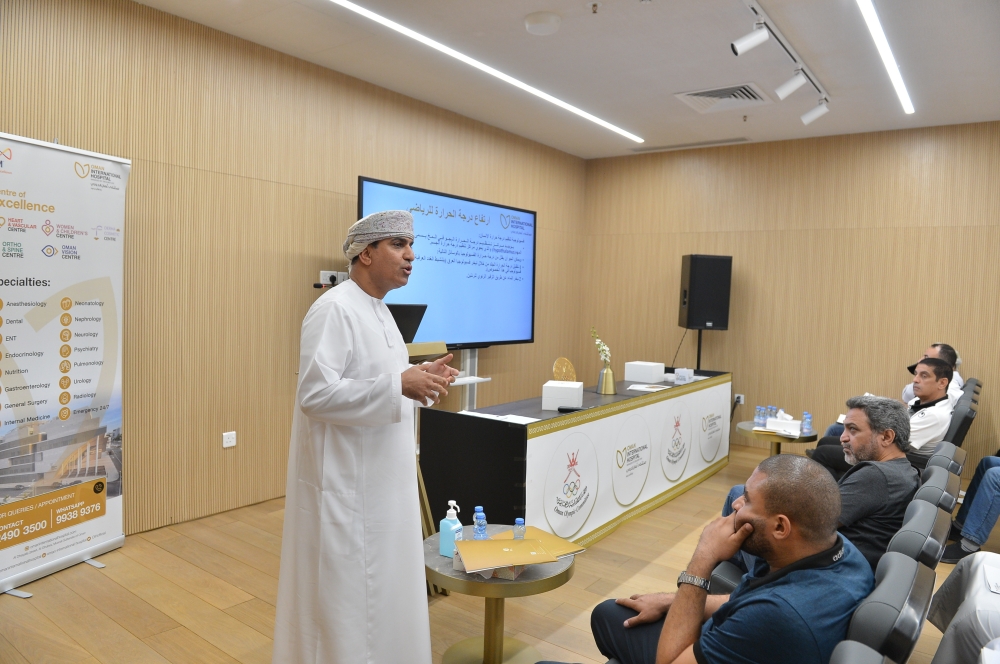 ماجد الوردي يقدم ورقة عمل حول التعرض للحرارة والشمس في الأنشطة الرياضية    ..    تصوير: صالح الشرجي