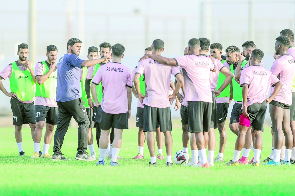 مدرب النهضة في حديثه مع لاعبي الفريق بالحصة التدريبية