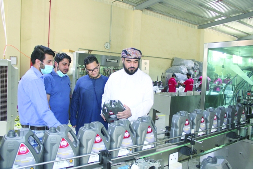 رائد أعمال عماني خلال إدارة مشروعه