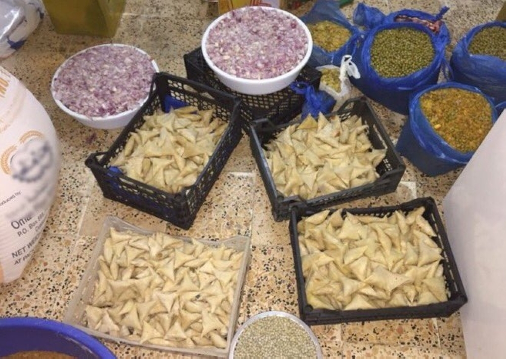 ضبط عمالة تعد الطعام في منازل غير مرخصة 