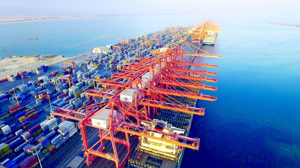 تناول الحاويات في ميناء صلالة