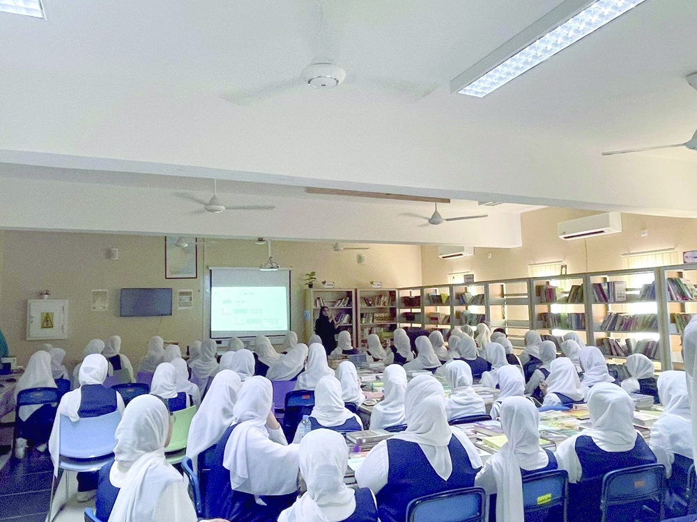 خلال تقديم المحاضرة لطالبات مدرسة لبابة بنت الحارث للتعليم الأساسي (9 - 12) 