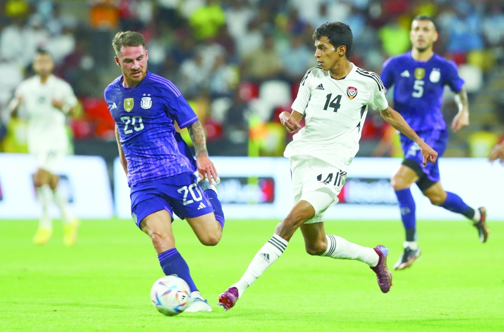 تنافس على الكرة بين لاعب الامارات عبد الله حمد والأرجنتيني أليكسيس أليستر