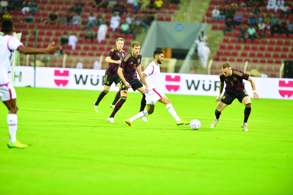 لاعب منتخبنا الوطني صلاح اليحيائي محاصرا من لاعبي المنتخب الألماني