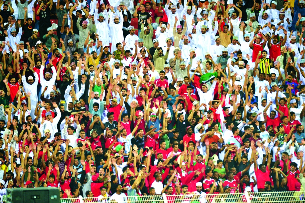 الجماهير الغفيرة آزرت المنتخب بالاهازيج الوطنية