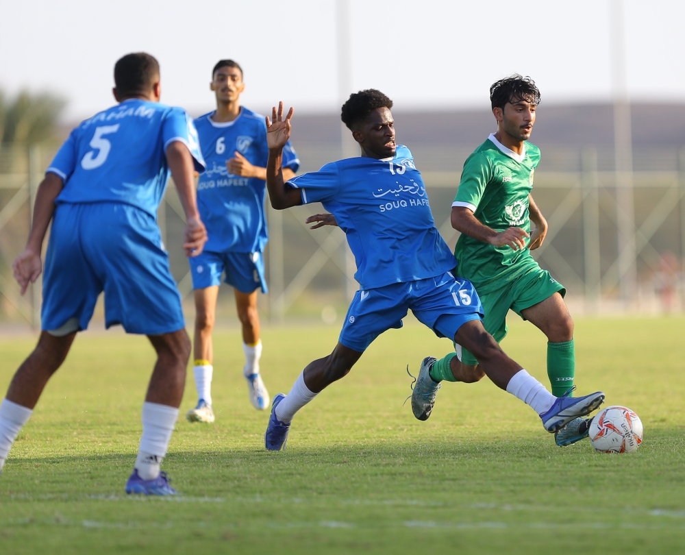 تنافس كبير على الكرة بين لاعبي صحم وصحار 