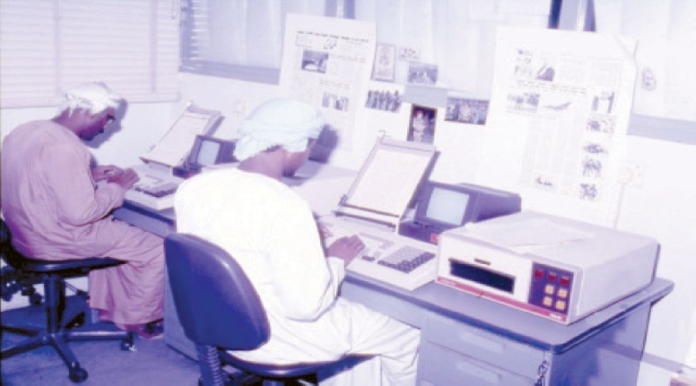  موظفو قسم الجمع يطبعون ما كتبه الصحفيون بخط أيديهم 
