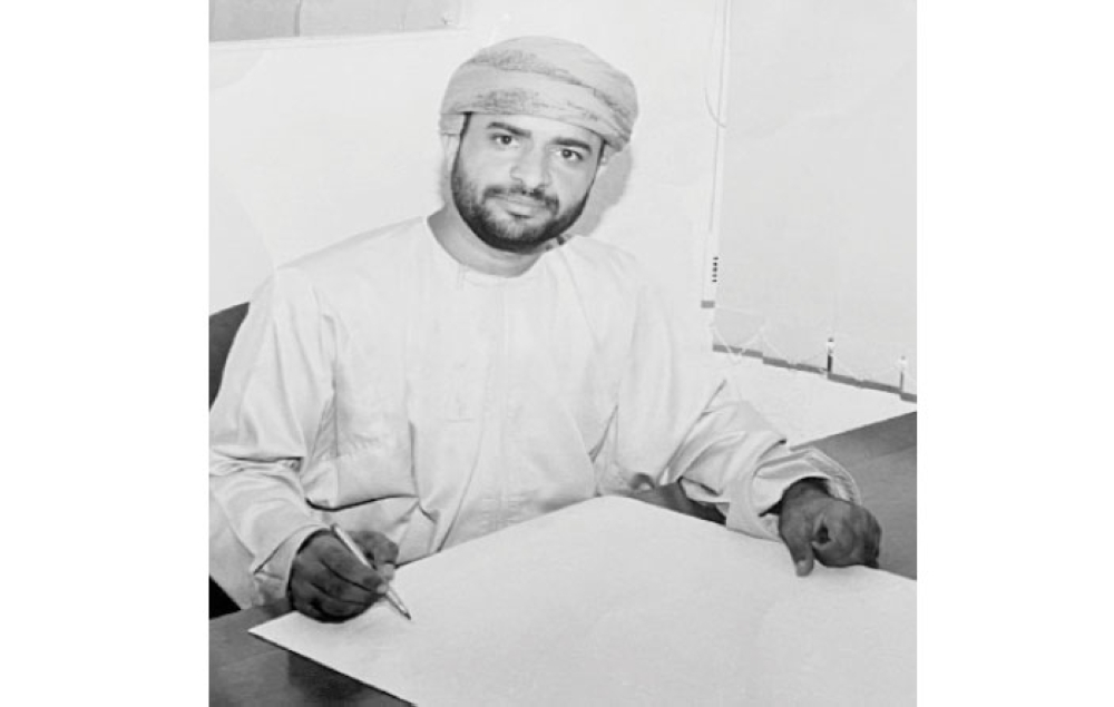  أحمد بن سالم الفلاحي صحفي سابق بجريدة عمان، عمل في قسم الإخراج وتدرج في عدة أقسام تحريرية أخرى