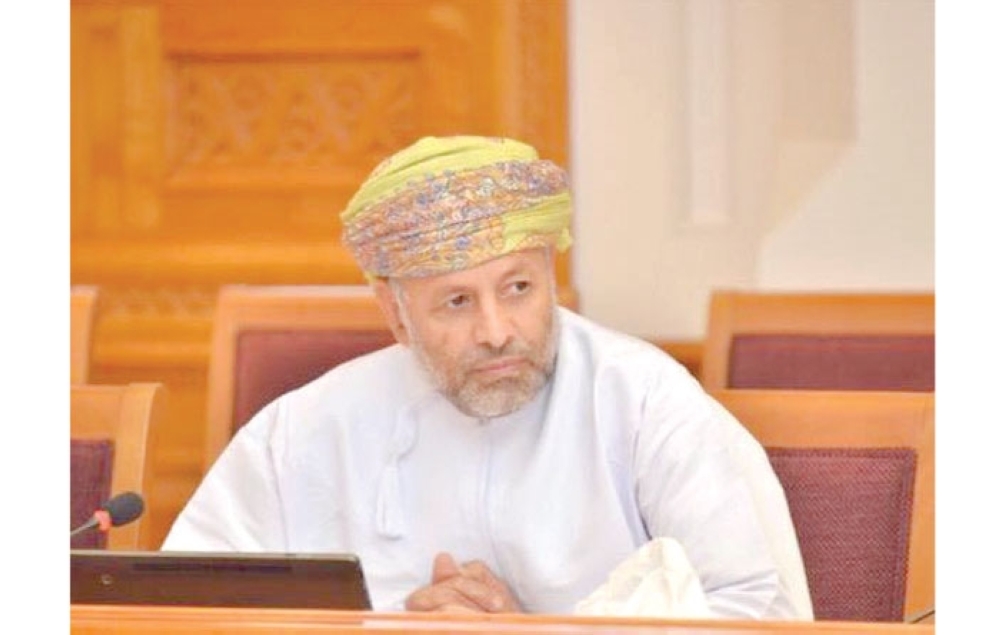  خالد المعمري عمل بجريدة عمان وتنقل بين عدة أقسام بدءا بالتصحيح وانتهاء بنائب لرئيس التحرير للشؤون المحلية