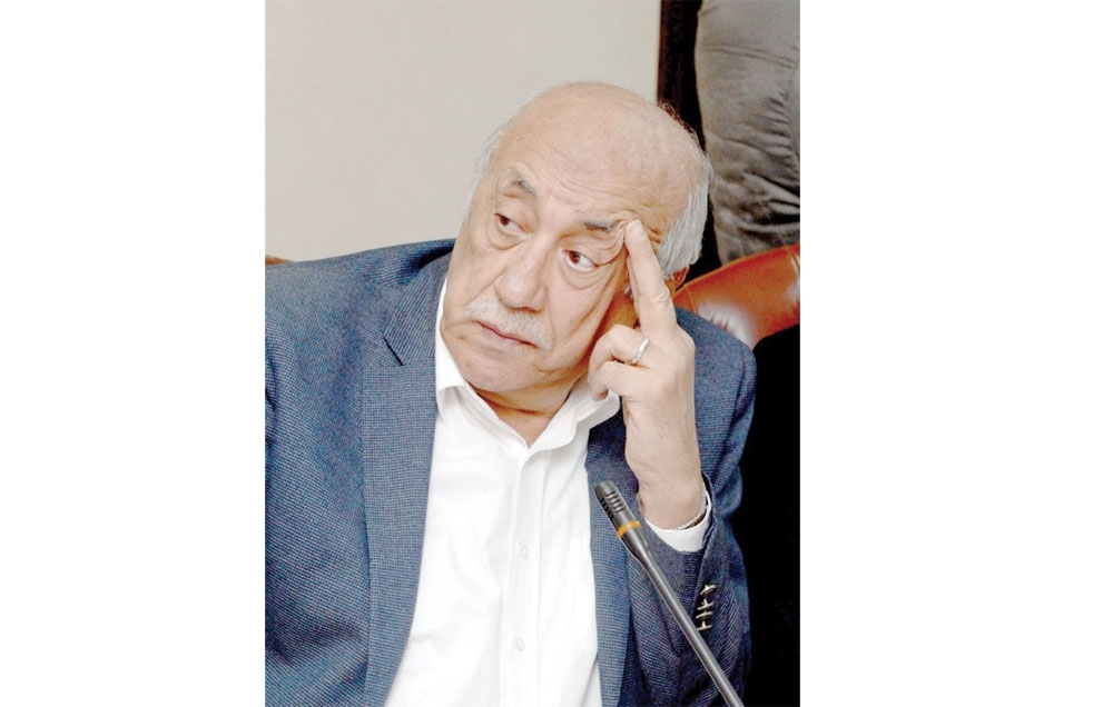  فتحى سند كاتب رياضي مصري ورئيس سابق لتحرير جريدة أخبار الرياضة المصرية وأحد الذين عملوا في القسم الرياضي لجريدة عمان خلال حقبة الثمانينيات