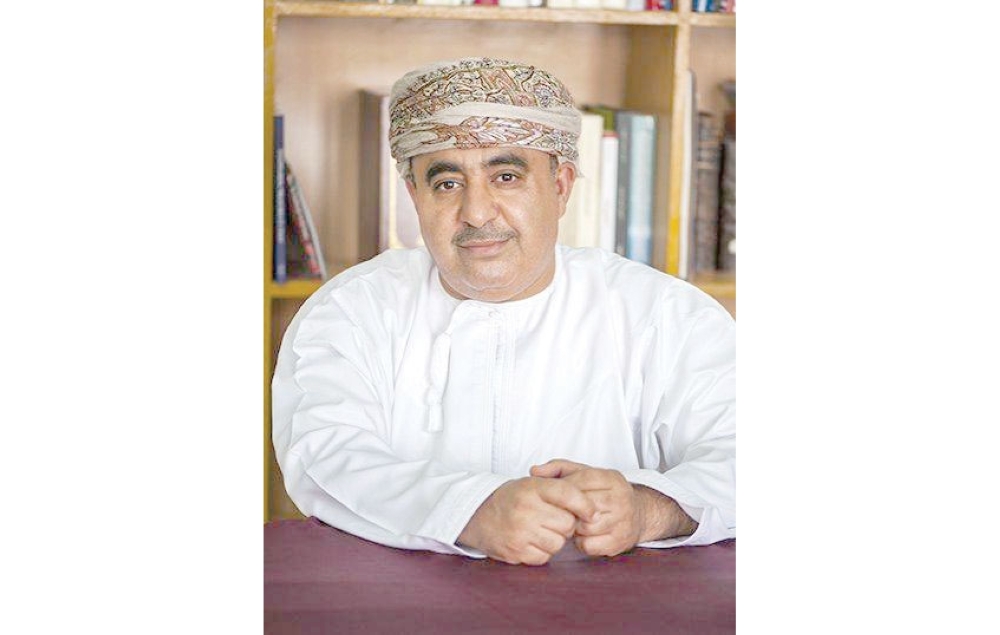 محمد بن سليمان الحضرمي صحفي ثقافي عمل لثلاثين عاما في جريدة عمان 
