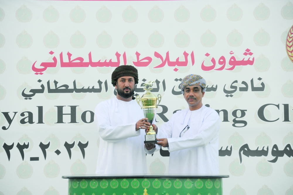 تتويج الفائز بالشوط الثامن