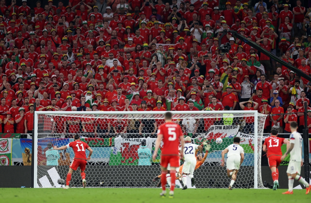 جاريث بيل لاعب ويلز يسجل هدف فريقه من ركلة جزاء