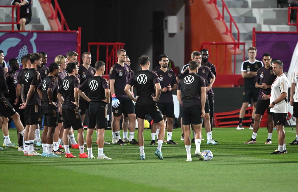 مدرب المنتخب الألماني هانزي فليك في حديثه مع لاعبيه قبل بداية الحصة التدريبية