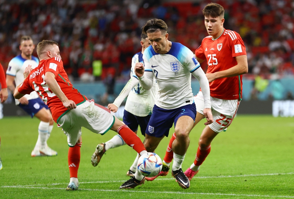 تنافس على الكرة بين لاعبا منتخب ويلز جو موريل وروبن كولويل أمام لاعب انجلترا جاك غريليش 