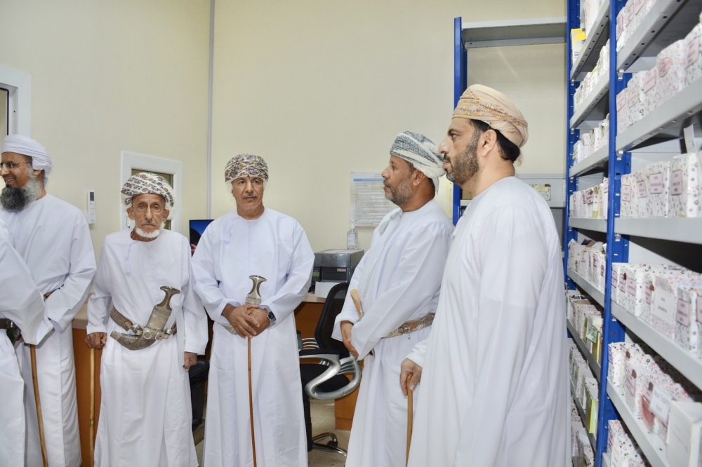 والي بهلا وعدد من المسؤولين يطلّعون على مرافق وأقسام مستشفى بهلا 