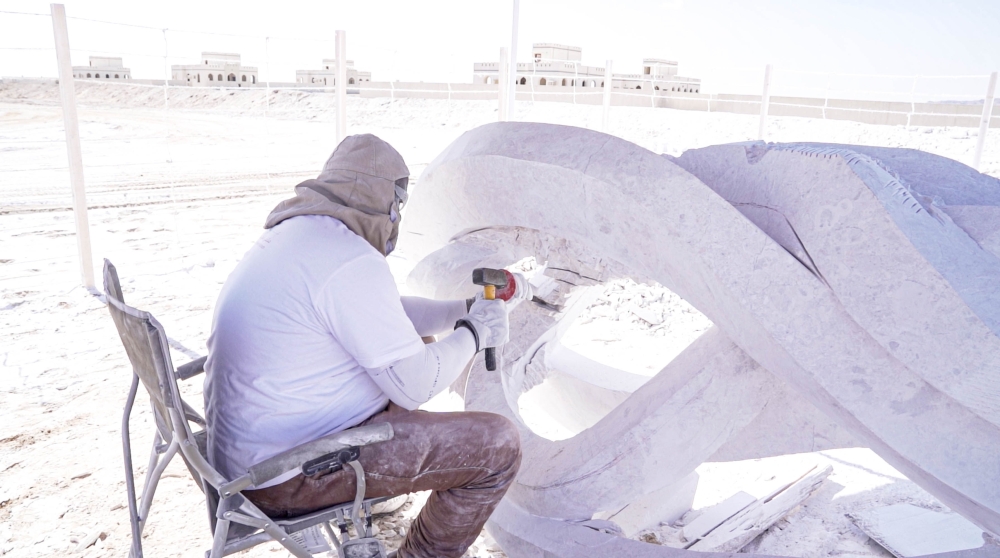 النحات العماني خليل الكلباني أثناء العمل على نحت القطعة