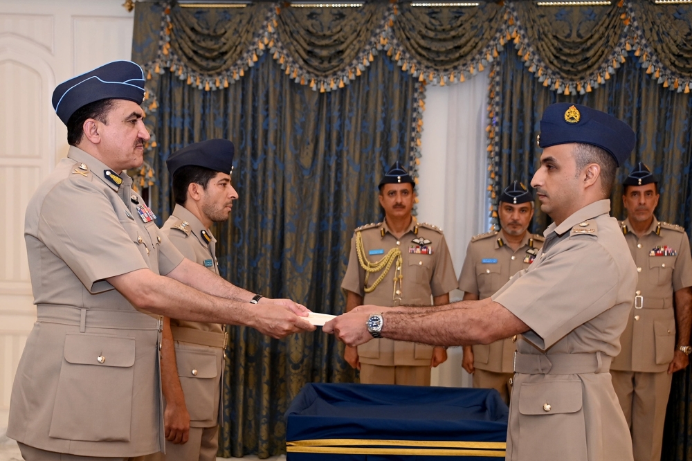 قائد سلاح الجو السلطاني العماني يسلم شهادات مدربي الطيران والملاحة الجوية لعدد من الضباط وضباط الصف
