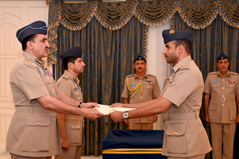 قائد سلاح الجو السلطاني العماني يسلم شهادات مدربي الطيران والملاحة الجوية لعدد من الضباط وضباط الصف 