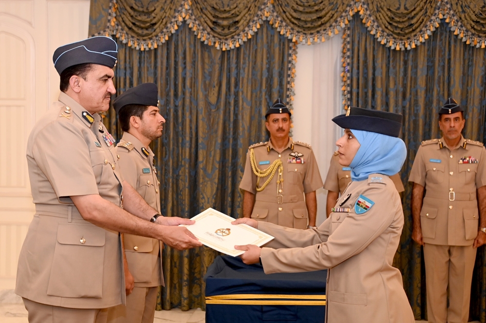 قائد سلاح الجو السلطاني العماني يسلم شهادات مدربي الطيران والملاحة الجوية لعدد من الضباط وضباط الصف