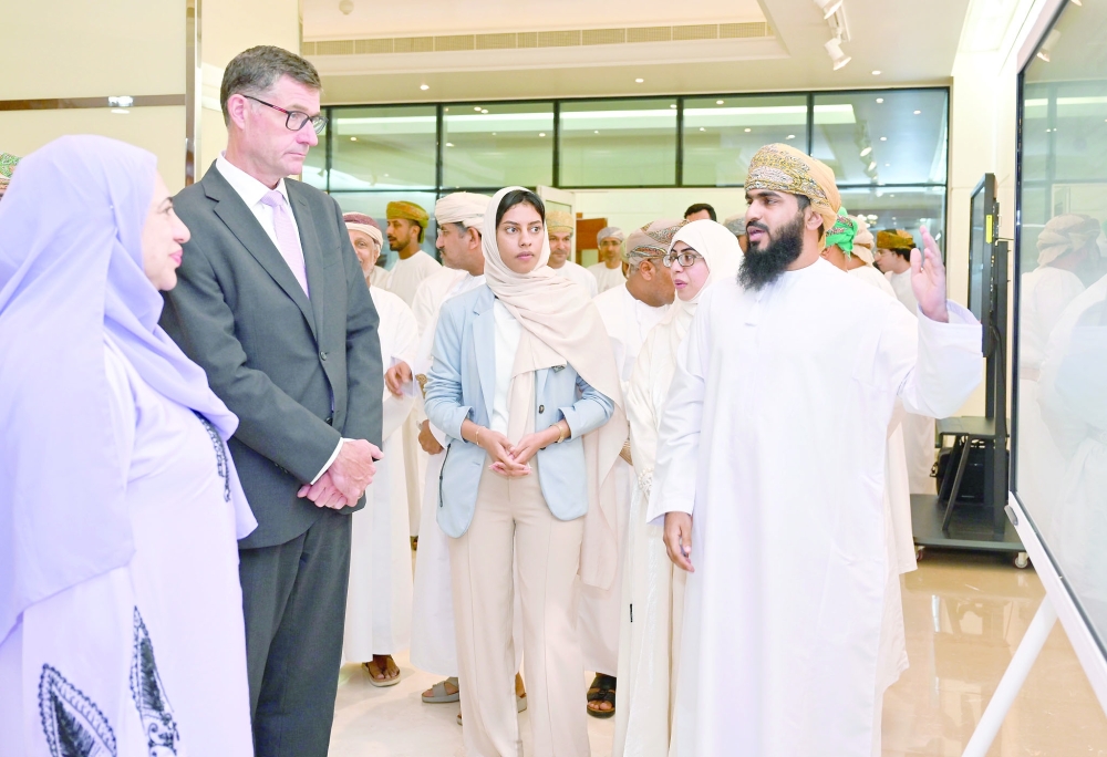 رحمة المحروقية تطلع على المشاريع المشتركة بين القطاعين الصناعي والأكاديمي تحت مظلة منصة "إيجاد"