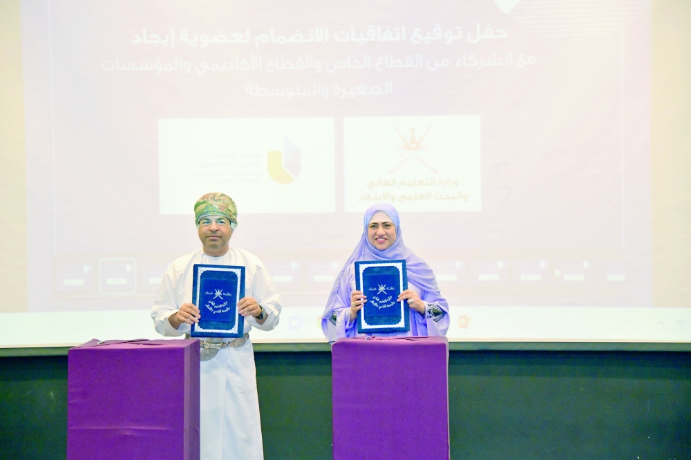 وزيرة التعليم العالي والبحث العلمي والابتكار خلال توقيعها على الاتفاقيات أمس 