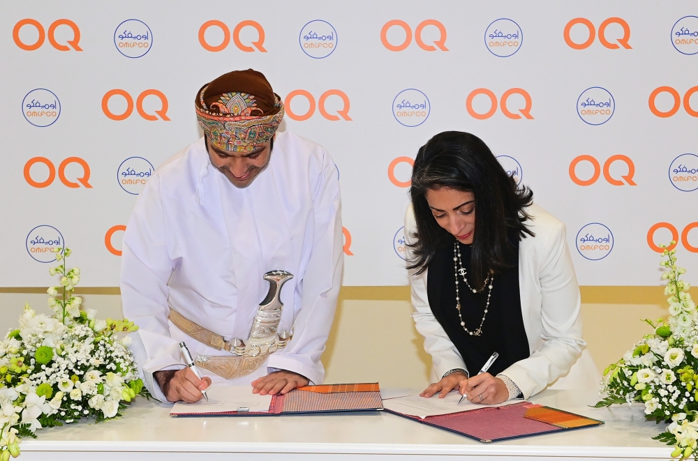أوكيو وأوميفكو أثناء توقيع مذكرة تفاهم 