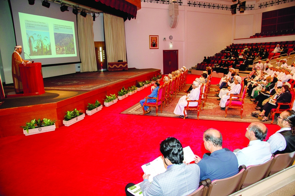 المشاركون أثناء حضورهم المؤتمر الدولي الأول لوقاية النبات في جامعة السلطان قابوس 