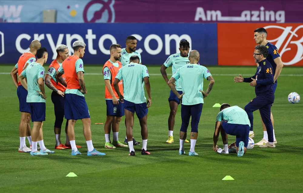 من الحصة التدريبية لمنتخب البرازيل استعدادا للقاء كرواتيا اليوم