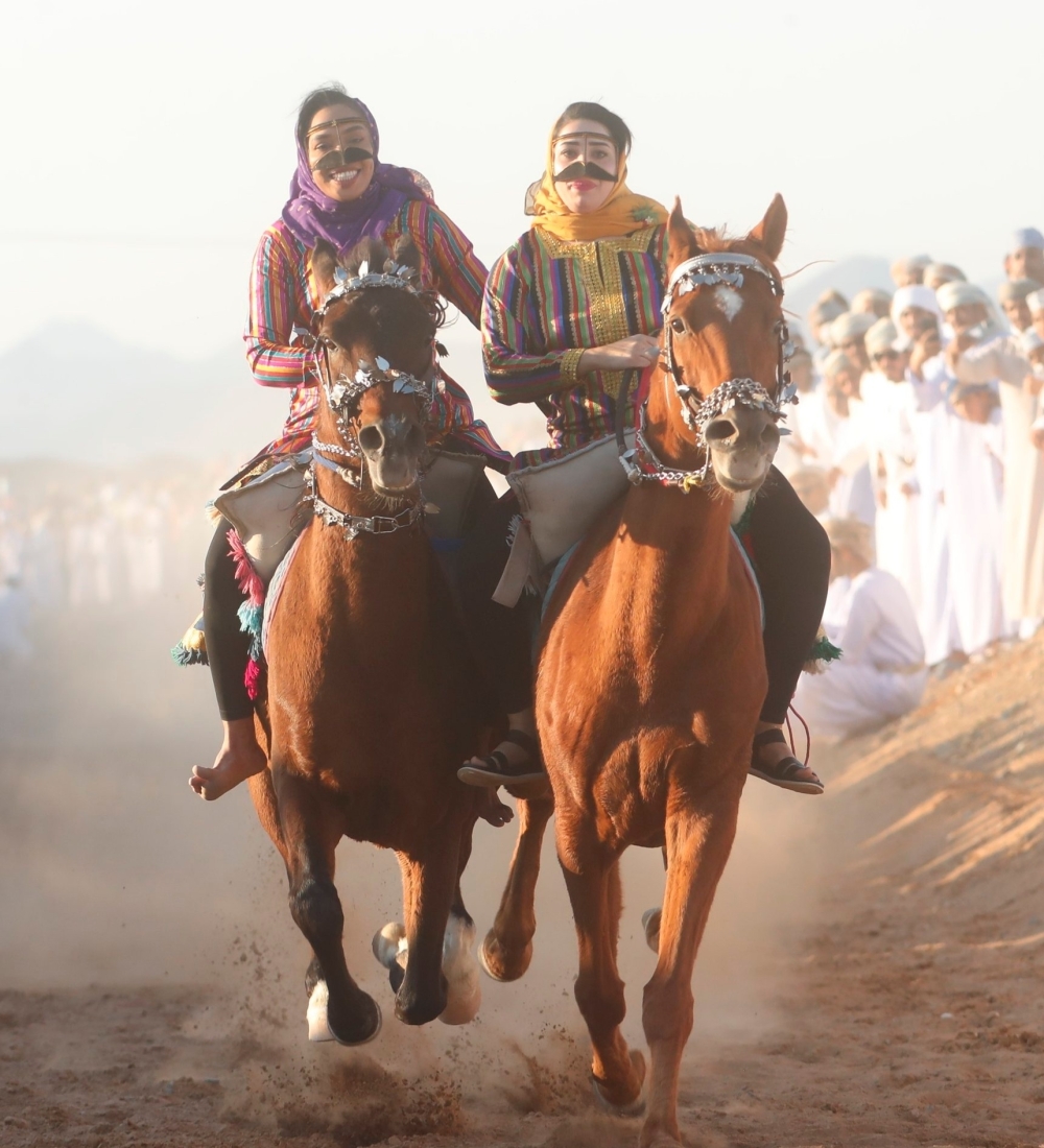 استعراض مهارة الفتاة العمانية في مهرجان عرضة الخيل 