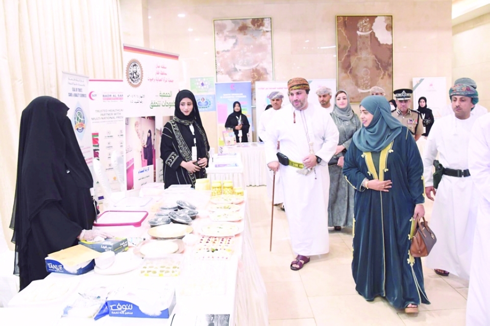 تجول راعي الحفل للمعرض المصاحب لملتقى الأسرة